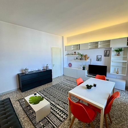4 Balconi House- Appartamento Moderno A เลชเช ภายนอก รูปภาพ