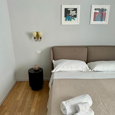 4 Balconi House- Appartamento Moderno A เลชเช ภายนอก รูปภาพ
