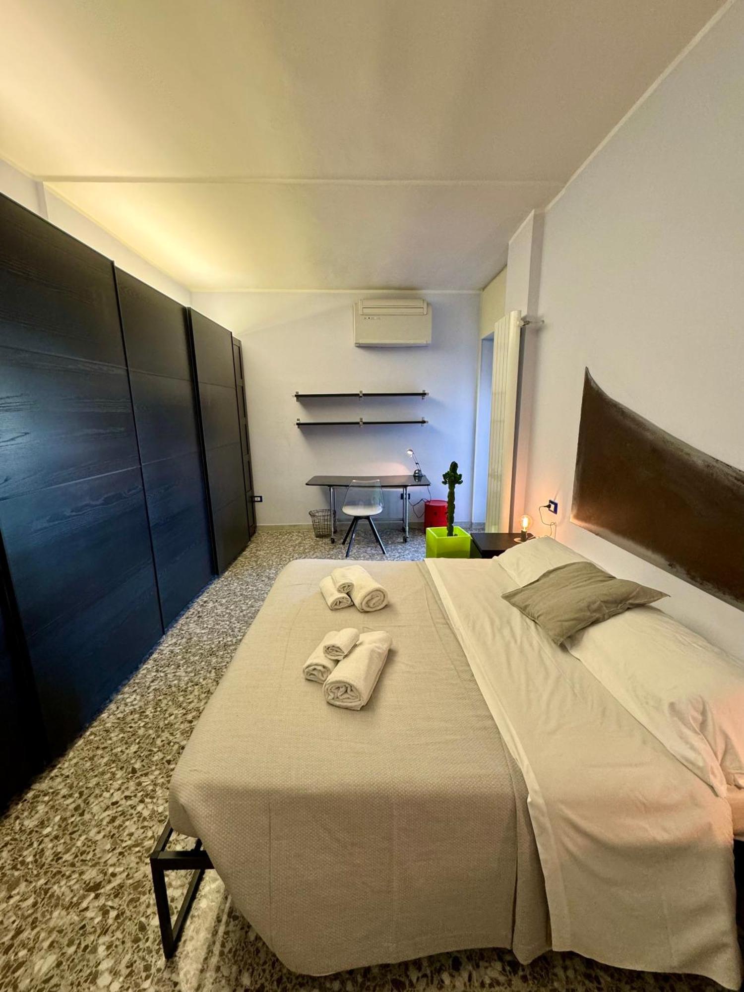 4 Balconi House- Appartamento Moderno A เลชเช ภายนอก รูปภาพ