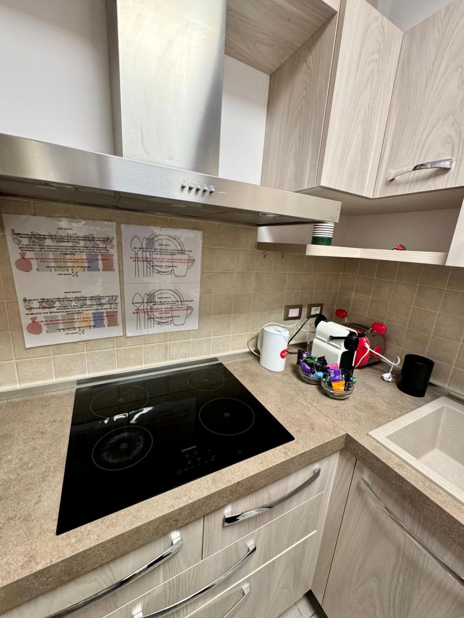 4 Balconi House- Appartamento Moderno A เลชเช ภายนอก รูปภาพ