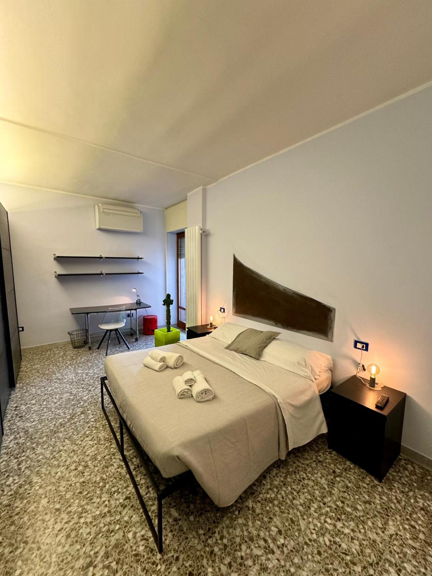 4 Balconi House- Appartamento Moderno A เลชเช ภายนอก รูปภาพ