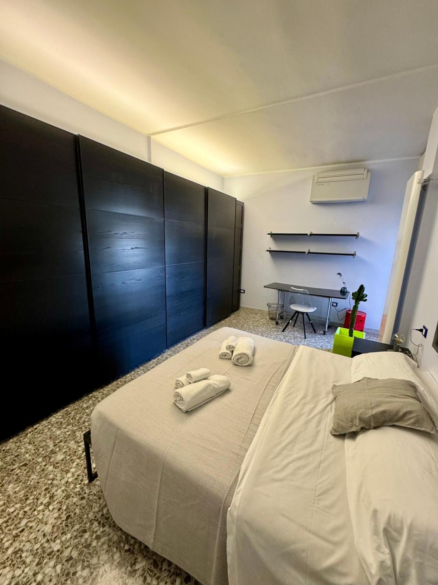 4 Balconi House- Appartamento Moderno A เลชเช ภายนอก รูปภาพ