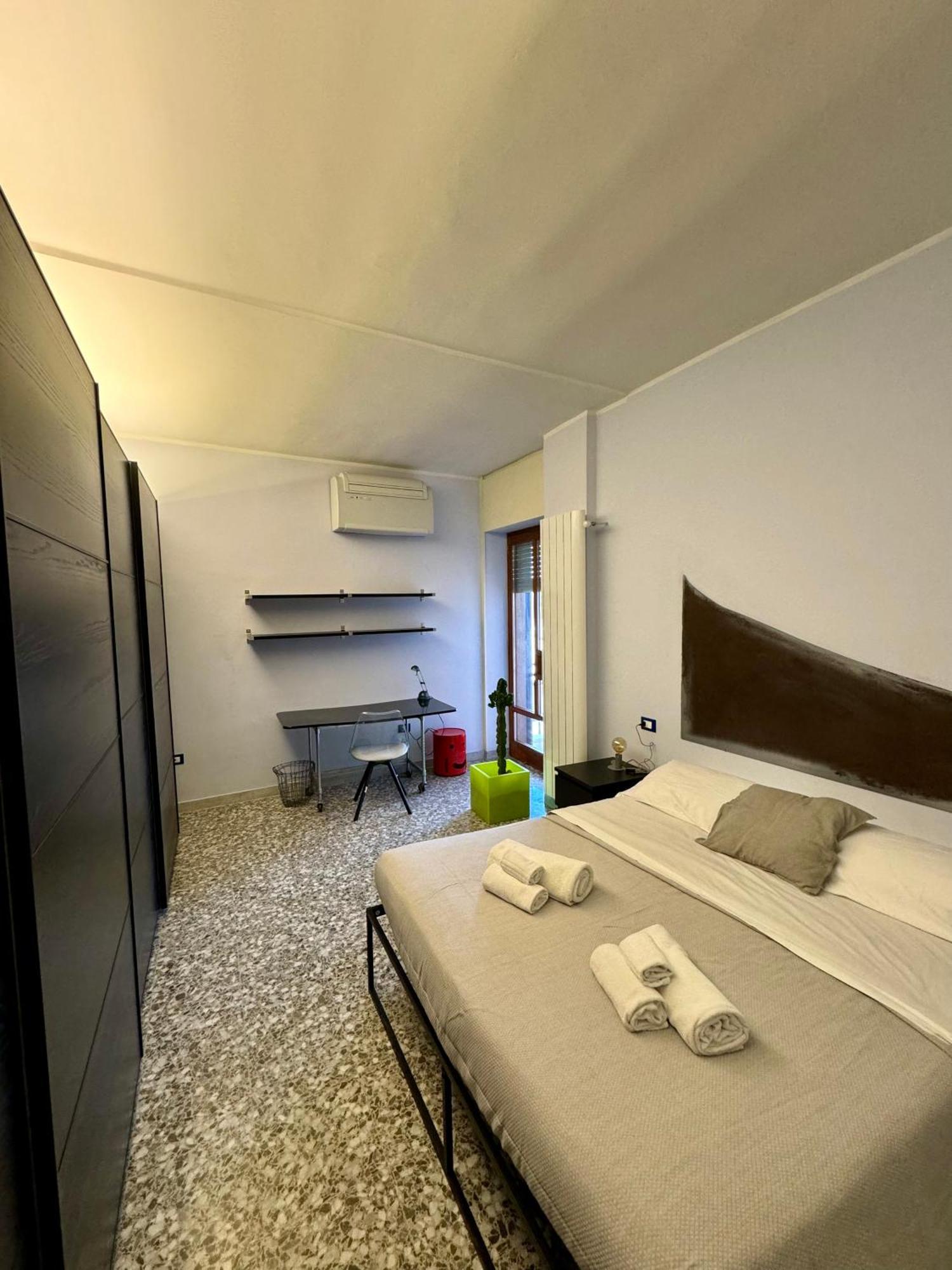 4 Balconi House- Appartamento Moderno A เลชเช ภายนอก รูปภาพ