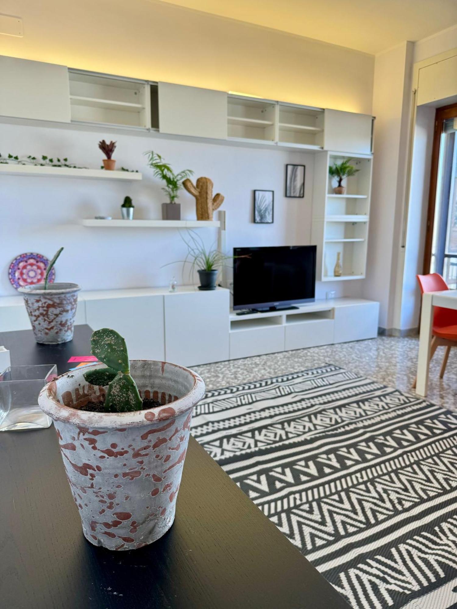 4 Balconi House- Appartamento Moderno A เลชเช ภายนอก รูปภาพ