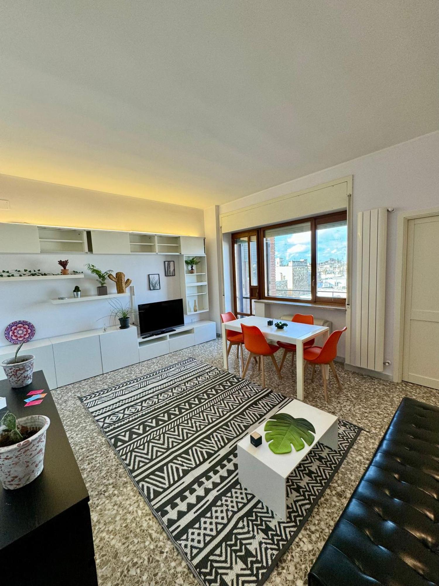 4 Balconi House- Appartamento Moderno A เลชเช ภายนอก รูปภาพ