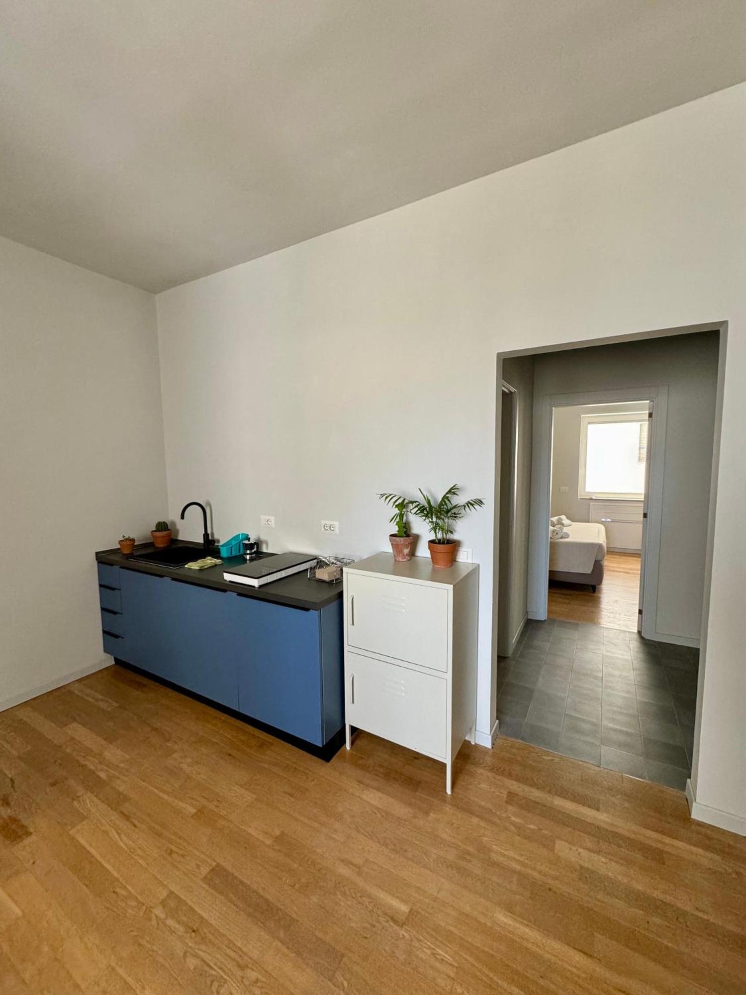 4 Balconi House- Appartamento Moderno A เลชเช ภายนอก รูปภาพ