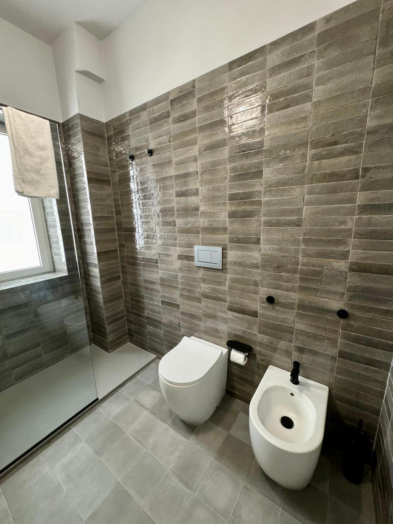4 Balconi House- Appartamento Moderno A เลชเช ภายนอก รูปภาพ